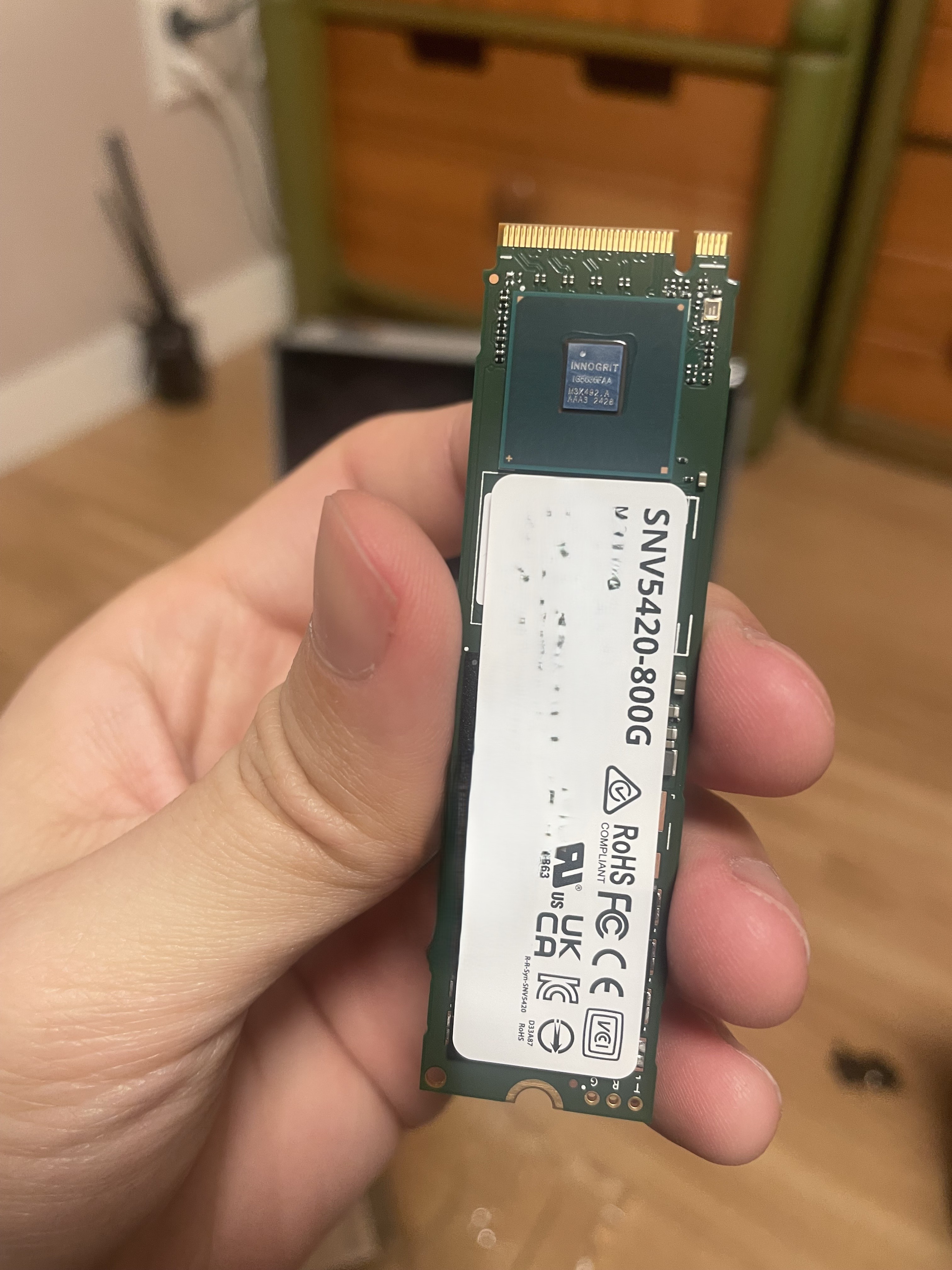 Synology SNV5420-800G NVMe SSD 전면 — INNOGRIT 컨트롤러 칩과 모델명 라벨