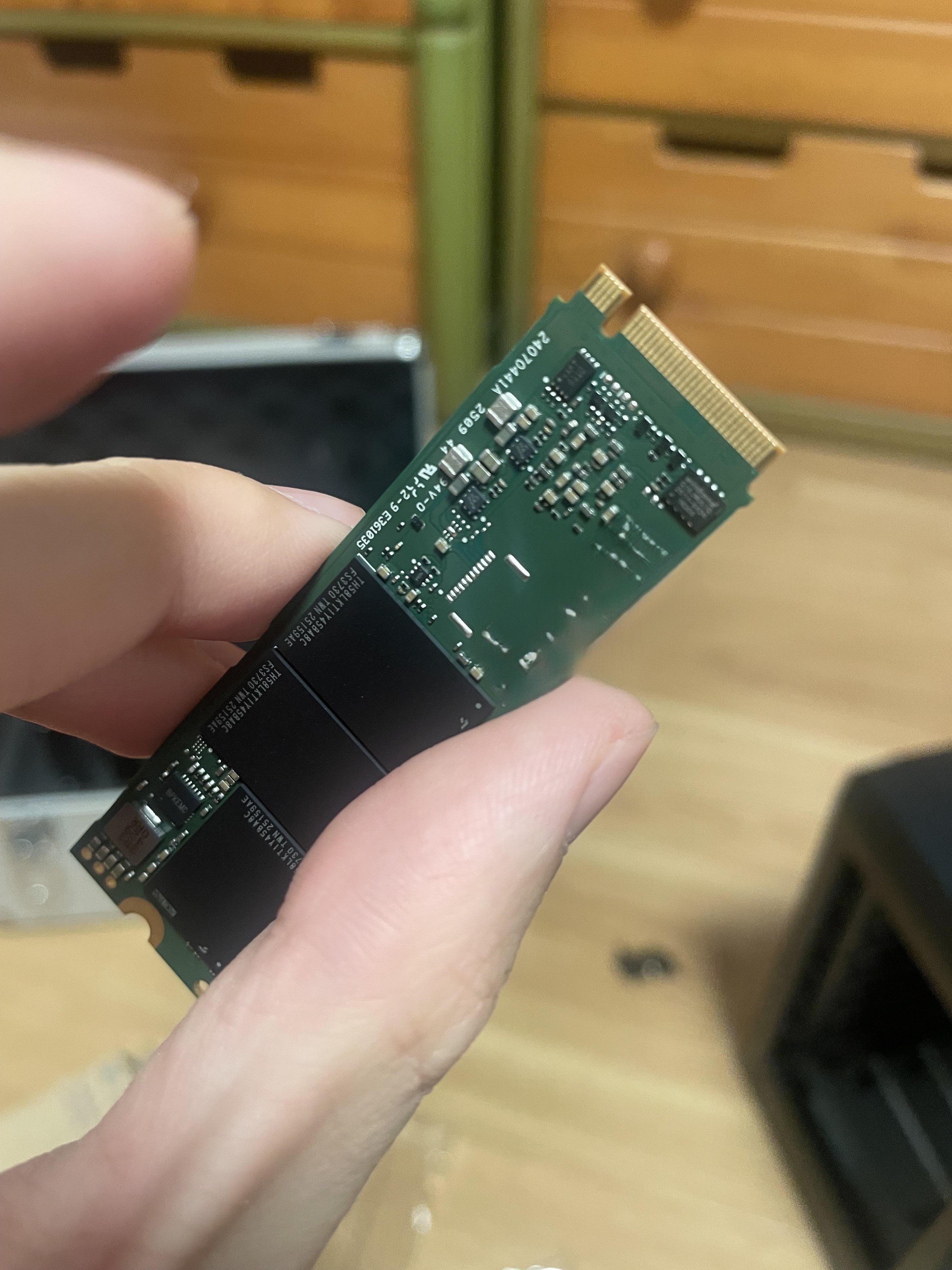 Synology SNV5420-800G NVMe SSD 후면 — M.2 2280 PCB와 NAND 플래시 모듈