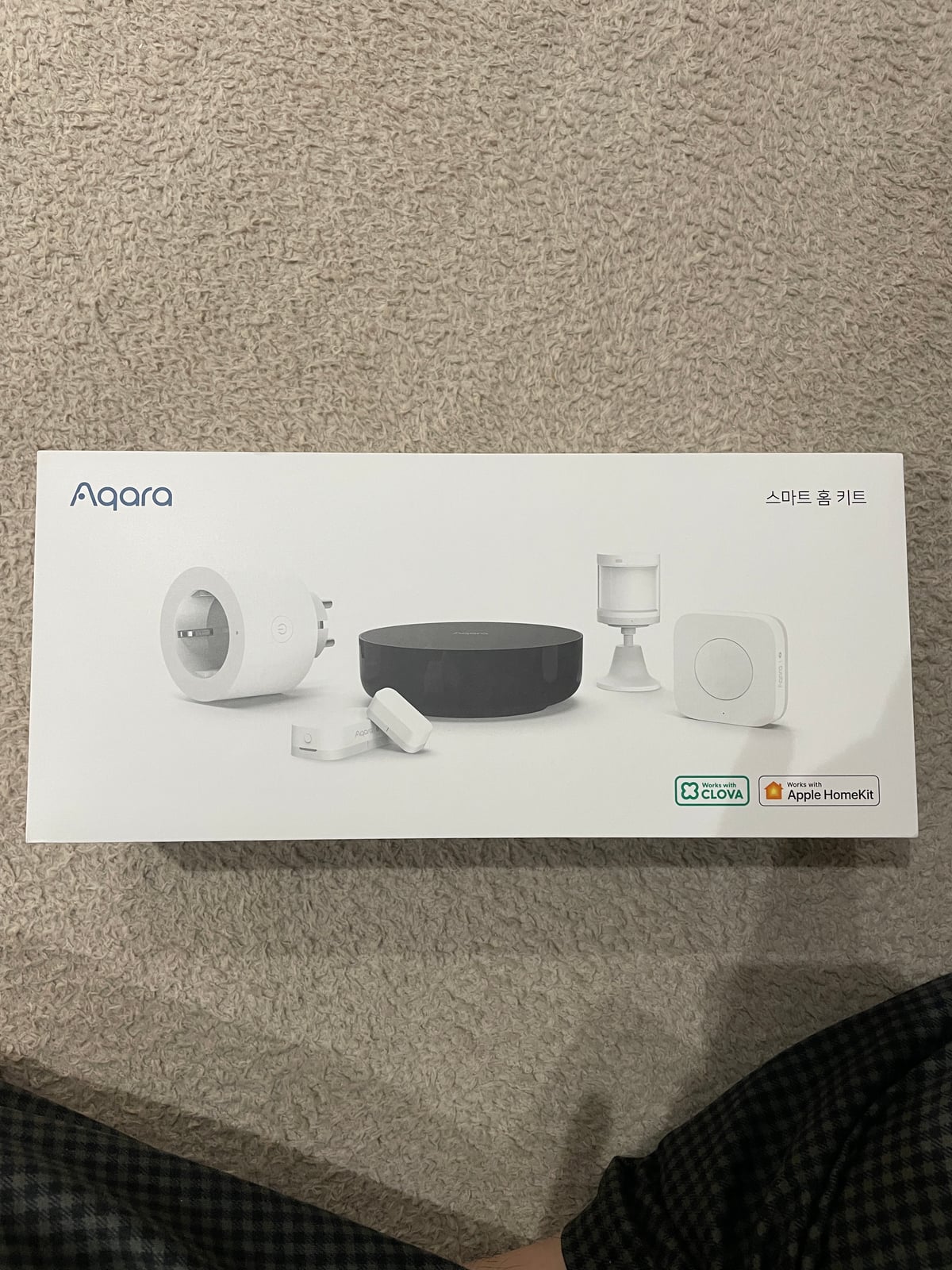 아카라 스마트 홈 키트 박스 정면 — 우측 상단에 Works with Apple HomeKit 인증 마크가 인쇄돼 있다