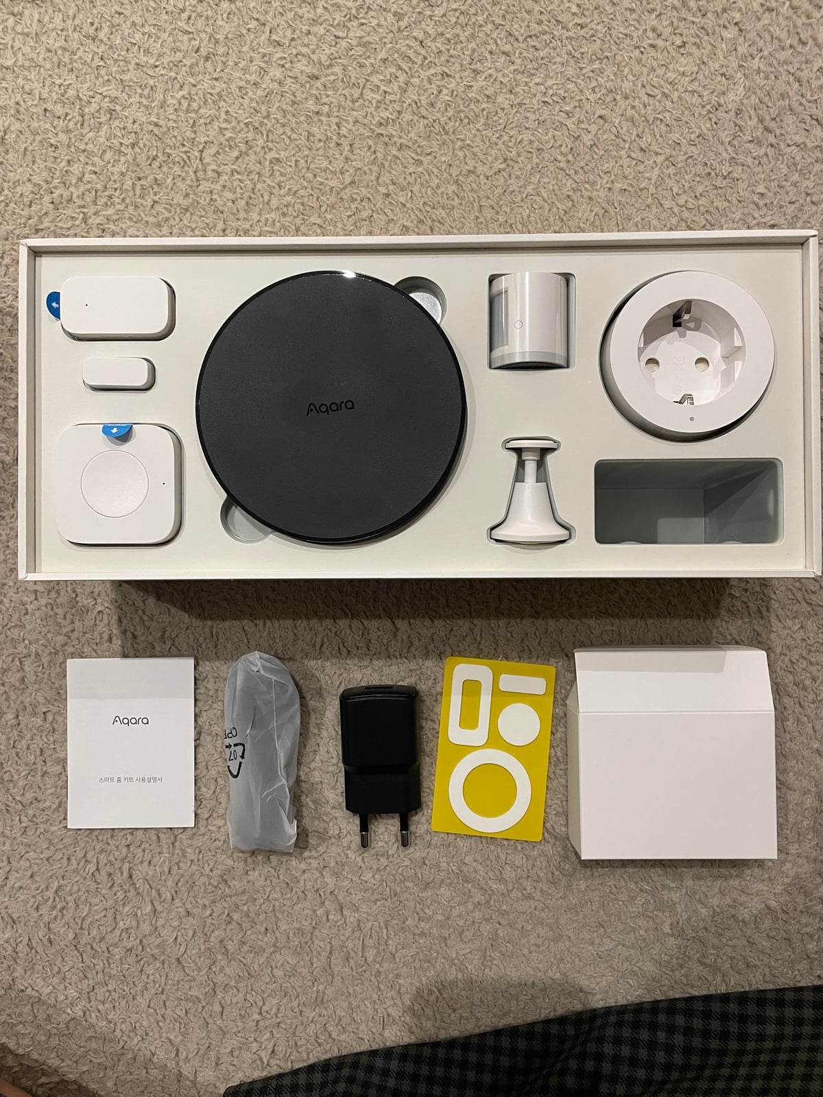 상단 트레이 옆 액세서리 박스 — USB 어댑터, USB 케이블, 노란 QR 스티커 시트, 한글 매뉴얼이 한꺼번에 들어 있다